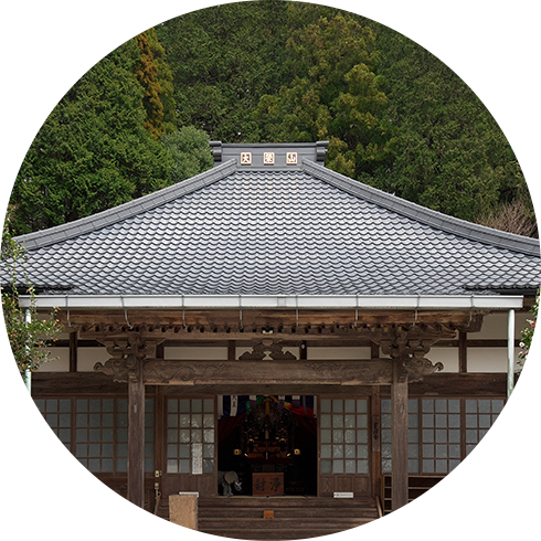 山の中の本堂
